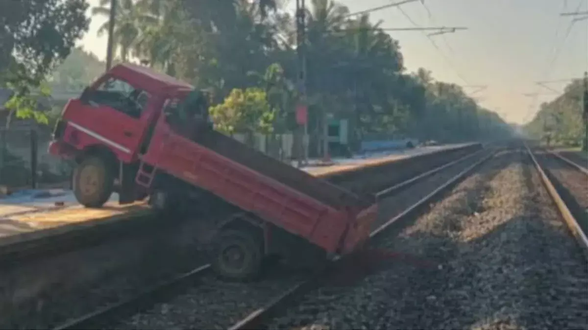 टिपर लॉरी रेलवे ट्रैक पर गिरी; बड़ा हादसा टला टिपर लॉरी रेलवे ट्रैक पर गिरी; बड़ा हादसा टला