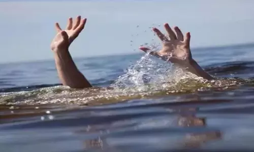 गंगा में कूदी युवती बैग और मोबाइल बरामद