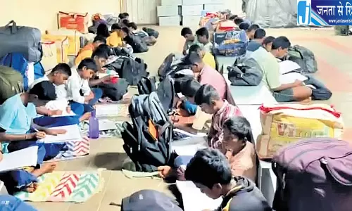 हासन स्कूल की बदहाली 172 छात्र टिन शेड में रहने को मजबूर