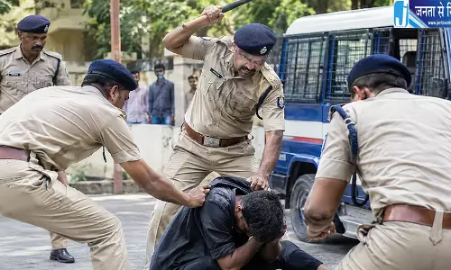 क्राइम सीन रिक्रिएशन में आरोपी से मारपीट चर्चा में