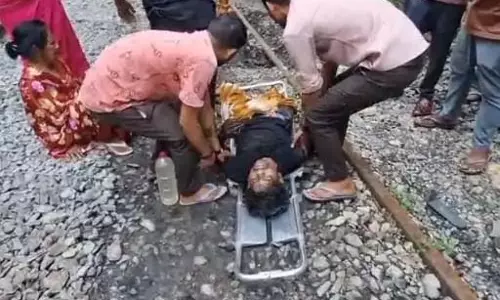 रेलवे ट्रैक पर बैठे युवक के साथ हुआ हादसा, दोनों पैर गंवाए