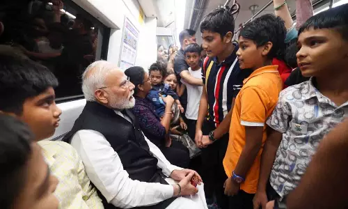पीएम मोदी का मेट्रो मोमेंट्स: बच्चों से की बात, जन्माष्टमी से लेकर किताबों पर हुई चर्चा पीएम मोदी का मेट्रो मोमेंट्स: बच्चों से की बात, जन्माष्टमी से लेकर किताबों पर हुई चर्चा