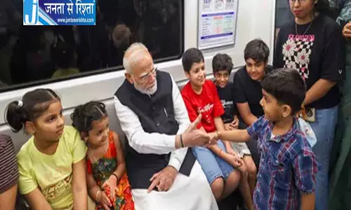 दिल्ली मेट्रो सफर: PM मोदी के कान में बच्चे ने फुसफुसाया अपना सपना