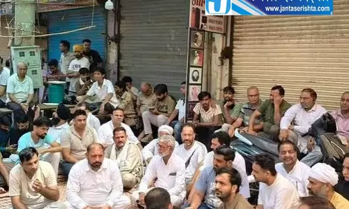 Sirsa बढ़ती चोरी के खिलाफ व्यापारियों का प्रदर्शन Sirsa बढ़ती चोरी के खिलाफ व्यापारियों का प्रदर्शन