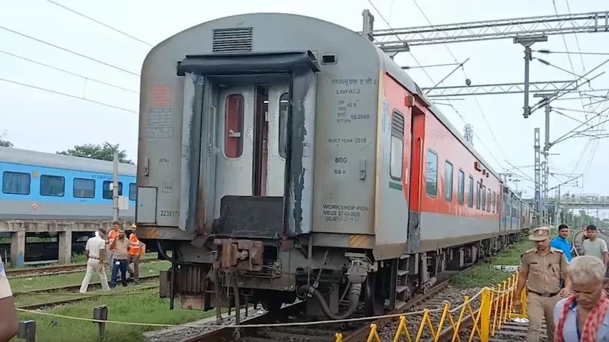 आरा ट्रेन हादसा: महानंदा एक्सप्रेस के तीन डिब्बे बेपटरी, यात्री सुरक्षित