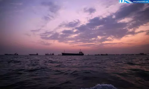 World: ईरान का कहना है कि अमेरिकी युद्धपोतों पर मिसाइलें दागी गईं World: ईरान का कहना है कि अमेरिकी युद्धपोतों पर मिसाइलें दागी गईं
