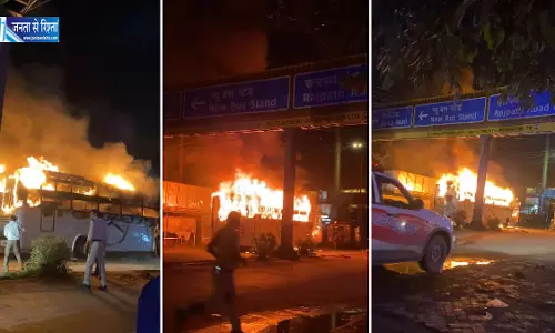 ग्वालियर में चलती बस में लगी आग यात्रियों ने खिड़कियां तोड़कर बचाई जान 25 लोग सुरक्षित