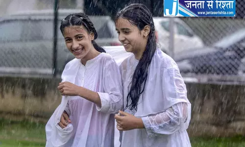 Kashmir में मौसम की पहली बर्फबारी हुई