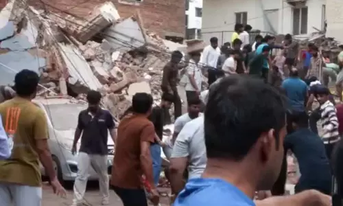 सत्य निकेतन में इमारत ढही, लोगों के दबे होने की आशंका सत्य निकेतन में इमारत ढही, लोगों के दबे होने की आशंका