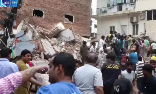 दिल्ली में इमारत गिरने से हड़कंप बचाव जारी दिल्ली में इमारत गिरने से हड़कंप बचाव जारी