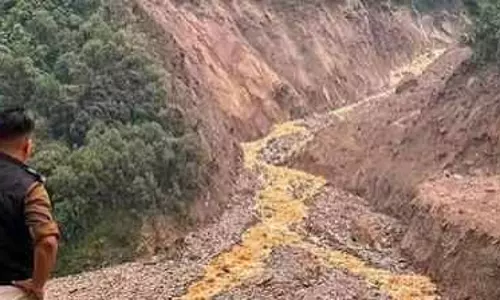 भूस्खलन से थमी नदियों की रफ्तार: उत्तरी सिक्किम में तीस्ता-च्याकुंग अवरुद्ध भूस्खलन से थमी नदियों की रफ्तार: उत्तरी सिक्किम में तीस्ता-च्याकुंग अवरुद्ध