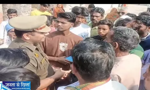 मासूम से शर्मनाक वारदात के बाद भड़का आक्रोश आरोपी के घर में तोड़फोड़ मासूम से शर्मनाक वारदात के बाद भड़का आक्रोश आरोपी के घर में तोड़फोड़