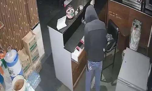 दोस्त की बर्थडे पार्टी के लिए चोरी, CCTV ने खोला पूरा राज