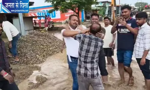 बाढ़ पर भड़का गुस्सा PWD अधिकारी से विवाद बाढ़ पर भड़का गुस्सा PWD अधिकारी से विवाद