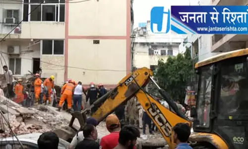 Delhi इमारत गिरने से मचा हड़कंप, कई लोग फंसे Delhi इमारत गिरने से मचा हड़कंप, कई लोग फंसे