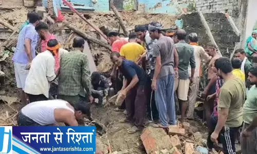 मकान के मलबे में दबा परिवार चार मौतों से पसरा मातम