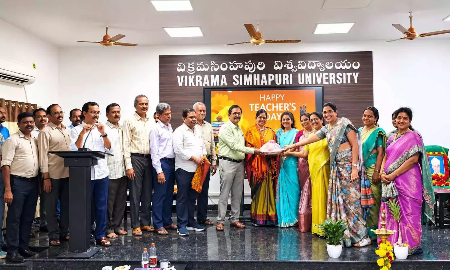 Andhra: VSU में शिक्षक दिवस धूमधाम से मनाया गया Andhra: VSU में शिक्षक दिवस धूमधाम से मनाया गया