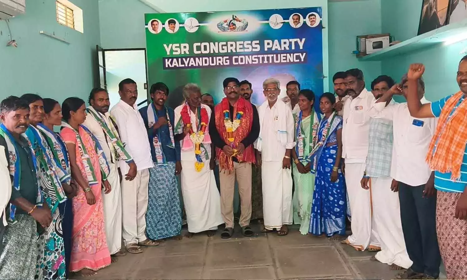 Andhra: कल्यानदुर्ग में TDP को झटका, आठ परिवार YSRCP में शामिल हुए