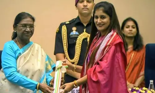 राष्ट्रपति ने शिक्षिका कुंडा को किया सम्मानित राष्ट्रपति ने शिक्षिका कुंडा को किया सम्मानित