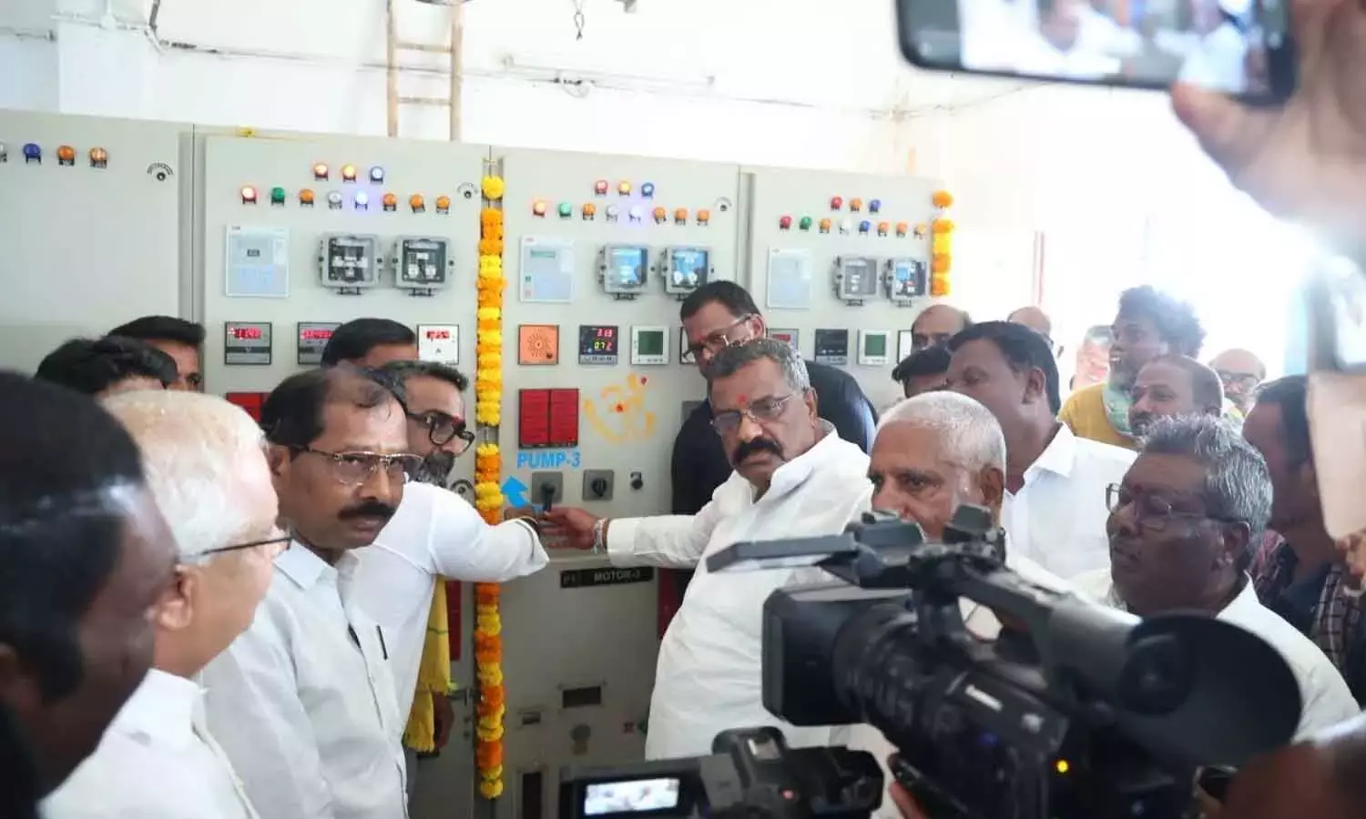 Andhra: धोने और पाथिकोंडा के 77 टैंकों में हंद्री-नीवा का पानी छोड़ा गया Andhra: धोने और पाथिकोंडा के 77 टैंकों में हंद्री-नीवा का पानी छोड़ा गया