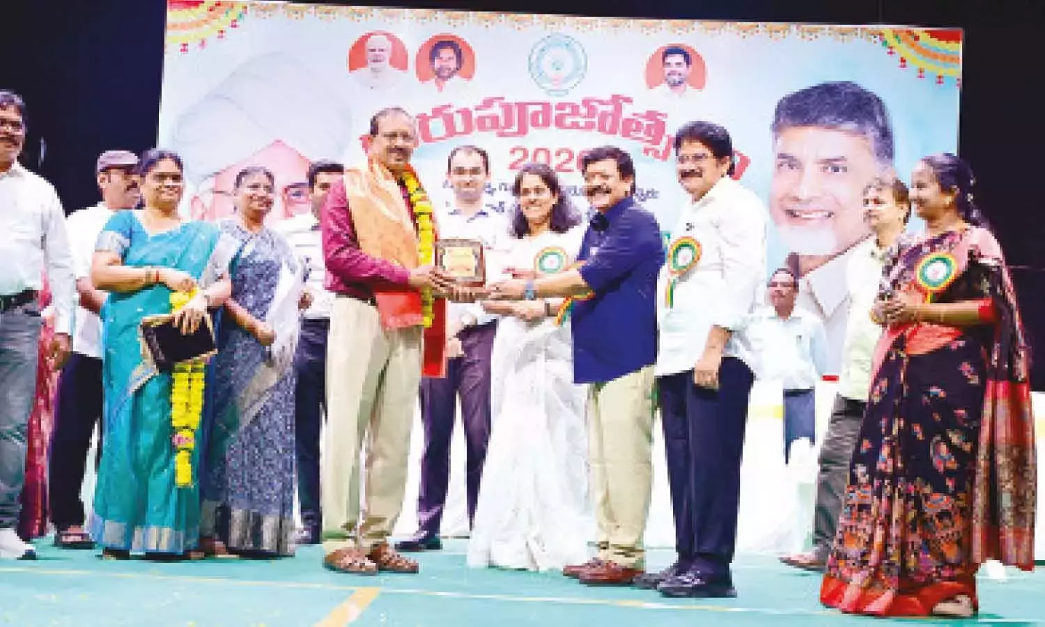 Andhra: पूर्वी गोदावरी में शिक्षक दिवस पर 90 शिक्षकों को सम्मानित किया गया