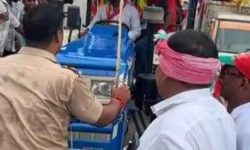 सपा नेता की रैली बनी परेशानी का कारण हाईवे पर लगा लंबा जाम सपा नेता की रैली बनी परेशानी का कारण हाईवे पर लगा लंबा जाम