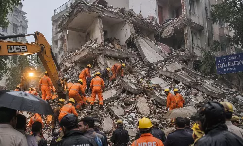दिल्ली इमारत हादसे में छात्र दबे होने की आशंका दिल्ली इमारत हादसे में छात्र दबे होने की आशंका