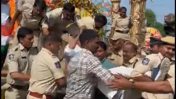 हैदराबाद पुलिस का एक्शन: रोक दी BJP की चारमीनार रैली