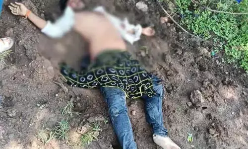 अज्ञात ट्रक ने बाइक को मारी टक्कर, दो युवकों की मौत, एक घायल