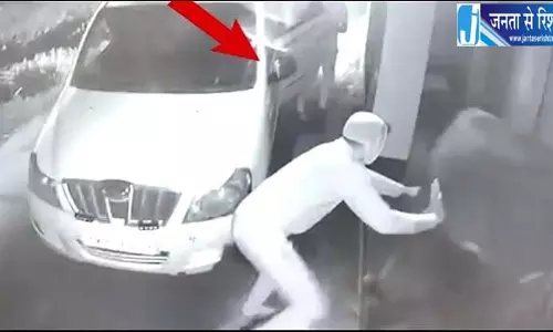महंगी कार से आए चोर, CCTV में कैद हुई रात की गाय चोरी महंगी कार से आए चोर, CCTV में कैद हुई रात की गाय चोरी