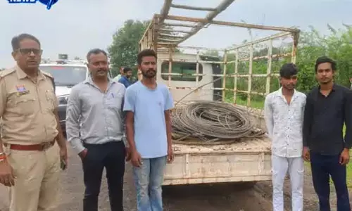चालू बिजली लाइन के खंभे तोड़कर किया वायर चोरी, 2 आरोपी गिरफ्तार