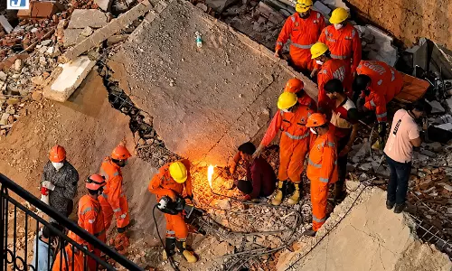 UPDATE: सत्य निकेतन इमारत हादसे में दो लोगों की मौत, NDRF समेत कई टीमें रेस्क्यू में जुटीं