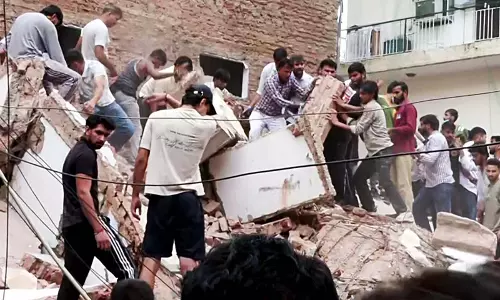 दिल्ली बिल्डिंग हादसे पर AAP ने घेरा प्रशासन लापरवाही का लगाया आरोप दिल्ली बिल्डिंग हादसे पर AAP ने घेरा प्रशासन लापरवाही का लगाया आरोप