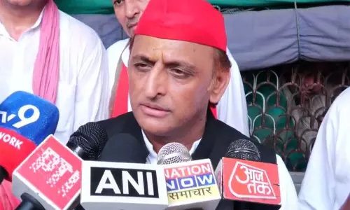 आर्थिक दावों और बेरोजगारी को लेकर अखिलेश ने सरकार को घेरा आर्थिक दावों और बेरोजगारी को लेकर अखिलेश ने सरकार को घेरा