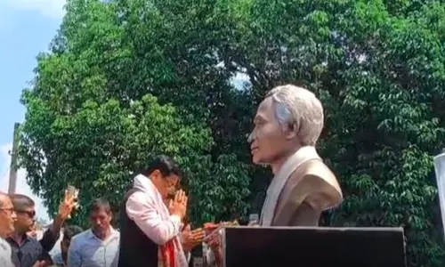 सर्बानंद सोनोवाल ने हरेन भुइयां की प्रतिमा का किया अनावरण सर्बानंद सोनोवाल ने हरेन भुइयां की प्रतिमा का किया अनावरण