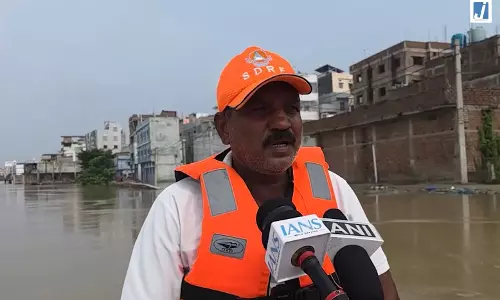 गंगा खतरे के निशान के पार बाढ़ के बिगड़े हालात SDRF की 6 नावें तैनात गंगा खतरे के निशान के पार बाढ़ के बिगड़े हालात SDRF की 6 नावें तैनात