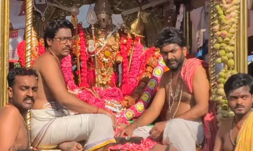 अवनी महोत्सव में दिखा भगवान शनमुगार का दिव्य ‘रेड साथी’ स्वरूप
