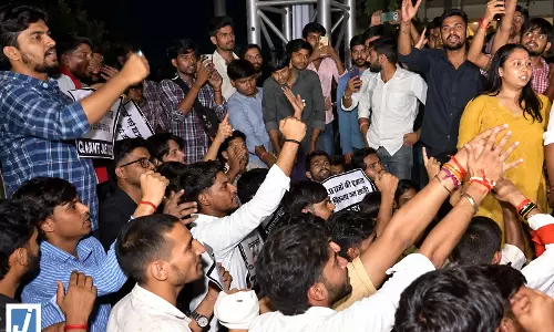 सत्य निकेतन हादसे पर ABVP का प्रदर्शन MCD कमिश्नर के इस्तीफे की मांग सत्य निकेतन हादसे पर ABVP का प्रदर्शन MCD कमिश्नर के इस्तीफे की मांग