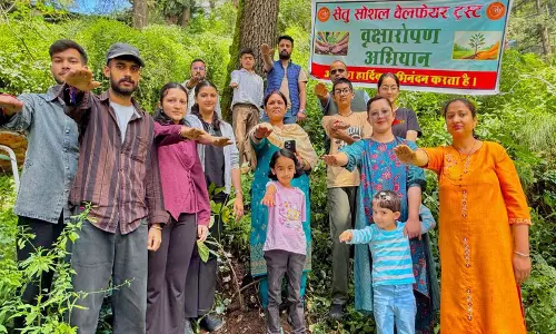 पौधरोपण से पर्यावरण बचाने की पहल परिवारों को अभियान से जोड़ा पौधरोपण से पर्यावरण बचाने की पहल परिवारों को अभियान से जोड़ा