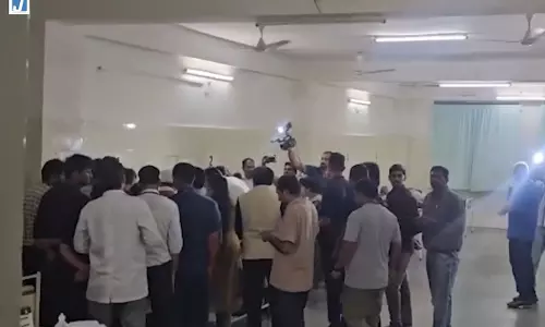 जहरीली शराब कांड के बाद अस्पताल पहुंचे डिप्टी CM जहरीली शराब कांड के बाद अस्पताल पहुंचे डिप्टी CM