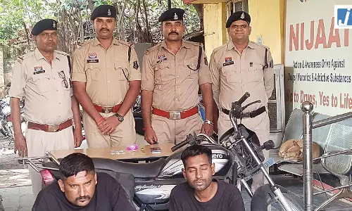 CCTV ने खोला राज, पहले बाइक चुराई फिर उसी बाइक से उड़ाए लाखों के जेवर