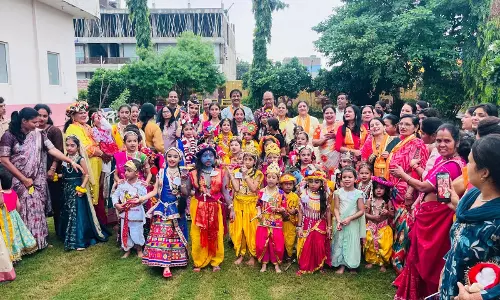 आनंद धाम में मटकी फोड़ माखन चोर कार्यक्रम ने बांधा समां, युगल नृत्य में भी दिखा उत्साह आनंद धाम में मटकी फोड़ माखन चोर कार्यक्रम ने बांधा समां, युगल नृत्य में भी दिखा उत्साह