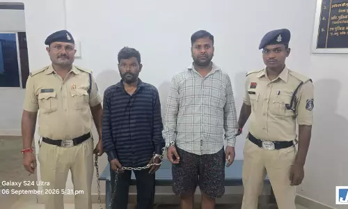 तिरपाल के नीचे ठूंस रखे थे 15 मवेशी कत्लखाने ले जाने का दावा, दो आरोपी गिरफ्तार तिरपाल के नीचे ठूंस रखे थे 15 मवेशी कत्लखाने ले जाने का दावा, दो आरोपी गिरफ्तार