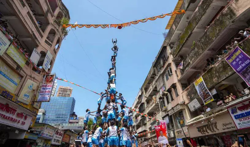 महाराष्ट्र में दही-हंडी समारोह के दौरान दो लोगों की मौत, 212 घायल। महाराष्ट्र में दही-हंडी समारोह के दौरान दो लोगों की मौत, 212 घायल।