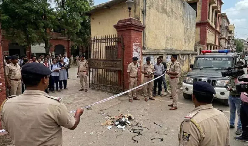 पटना यूनिवर्सिटी में बम मिलने से अफरा-तफरी पटना यूनिवर्सिटी में बम मिलने से अफरा-तफरी