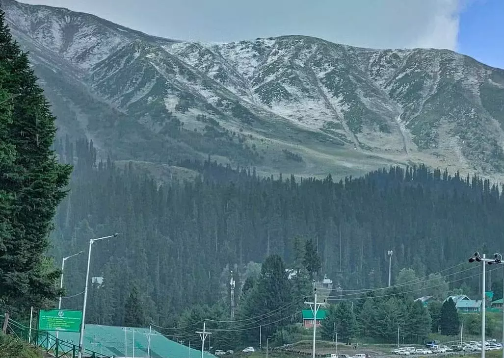 कश्मीर के ऊंचाई वाले इलाकों में मौसम की पहली बर्फबारी हुई कश्मीर के ऊंचाई वाले इलाकों में मौसम की पहली बर्फबारी हुई