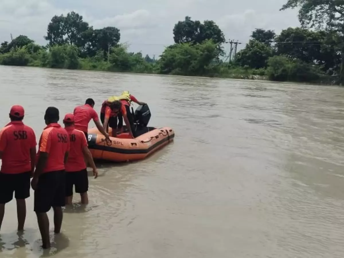 लखीमपुर में बाढ़ का कहर जारी शारदा और घाघरा के बढ़े जलस्तर से 34 गांव प्रभावित लखीमपुर में बाढ़ का कहर जारी शारदा और घाघरा के बढ़े जलस्तर से 34 गांव प्रभावित