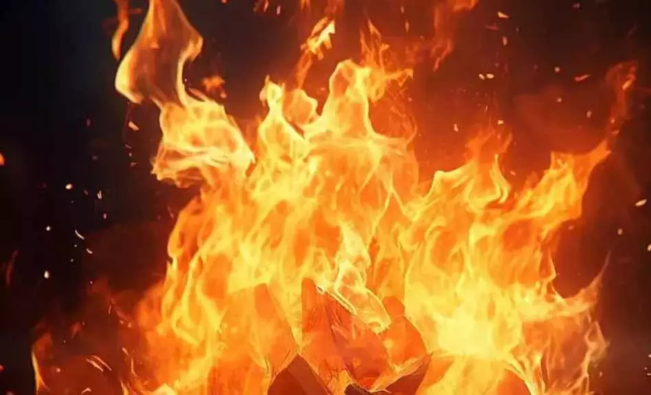 Andhra: अडोनी में दो महिलाओं ने सफाई कर्मचारी पर हमला किया और उसे आग के हवाले कर दिया Andhra: अडोनी में दो महिलाओं ने सफाई कर्मचारी पर हमला किया और उसे आग के हवाले कर दिया