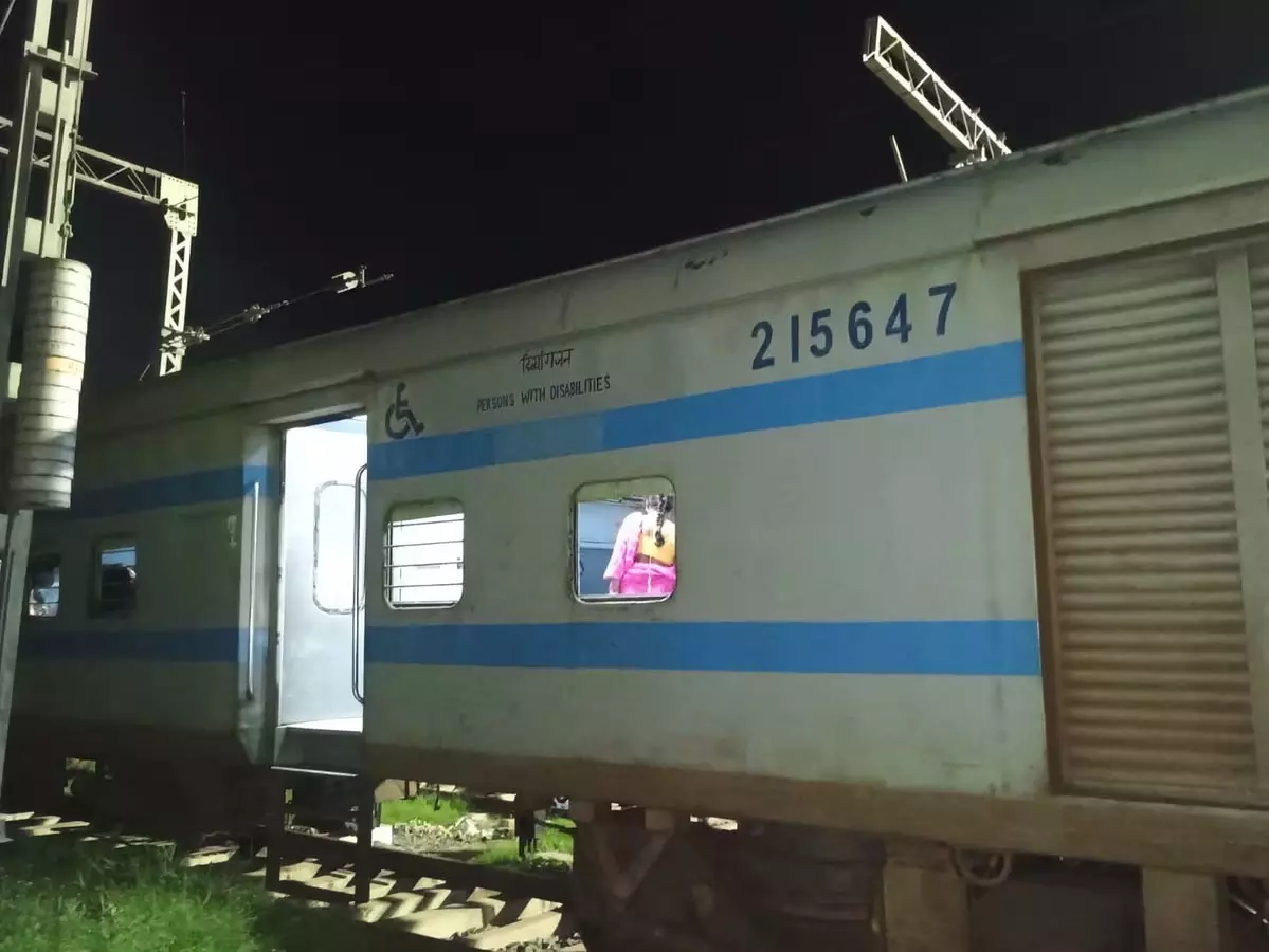 महानंदा एक्सप्रेस हादसे में बाल-बाल बचे यात्री महानंदा एक्सप्रेस हादसे में बाल-बाल बचे यात्री
