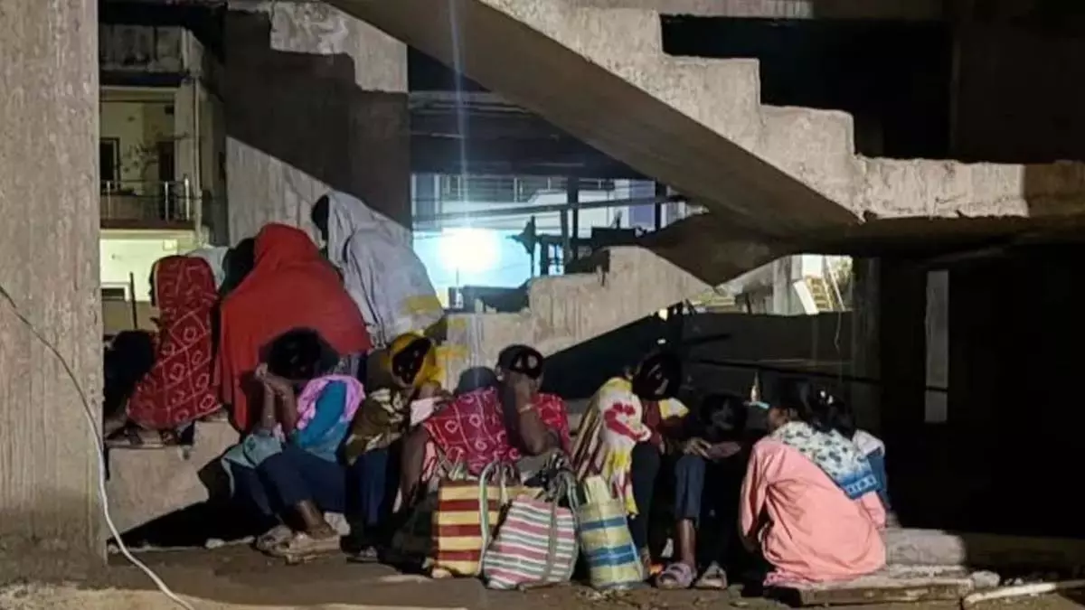 हाउसिंग बोर्ड के निर्माणाधीन भवन में मजदूरी कर रही थीं 8 नाबालिग लड़कियां, ठेकेदार पर होगी कार्रवाई हाउसिंग बोर्ड के निर्माणाधीन भवन में मजदूरी कर रही थीं 8 नाबालिग लड़कियां, ठेकेदार पर होगी कार्रवाई